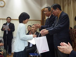 女子 卒業証書 授与